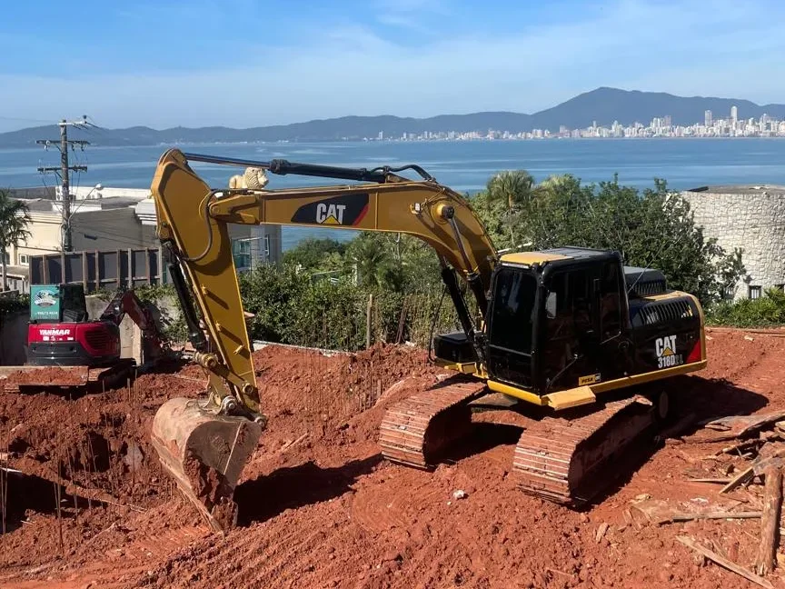 Equipamento pesado de terraplanagem em operação