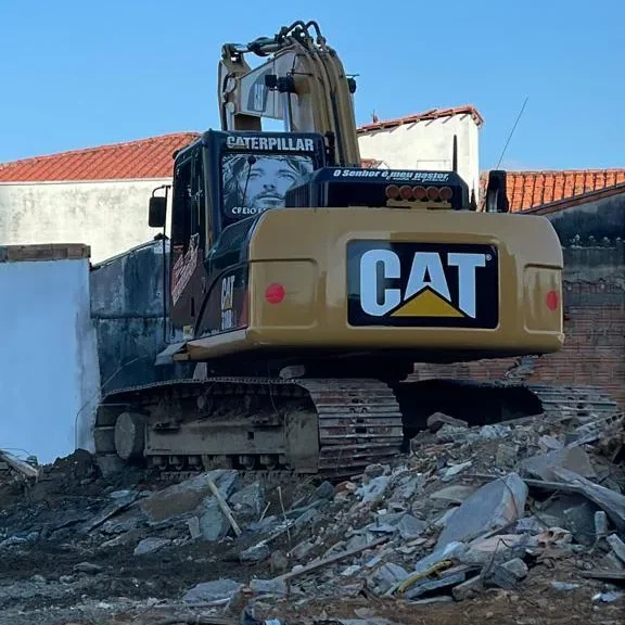 Limpeza de terreno com equipamentos