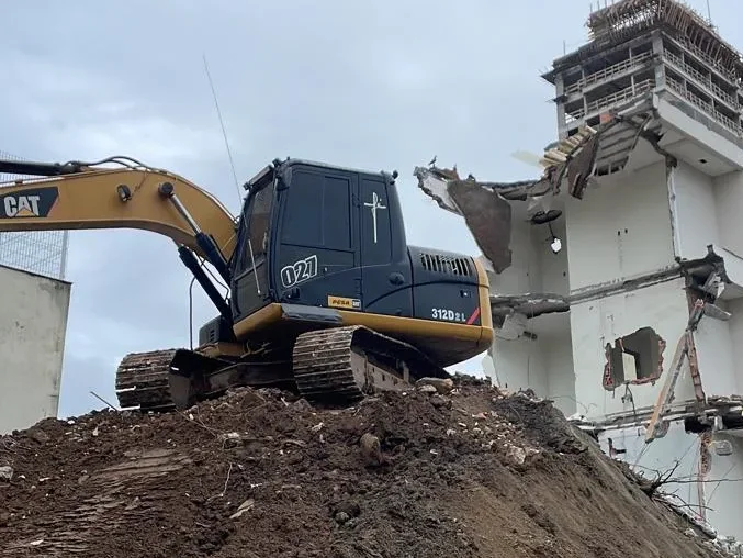 Demolição controlada de estrutura