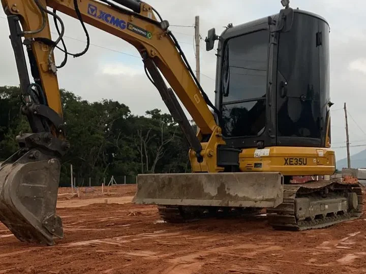 Miniescavadeira — escavação compacta em espaços restritos e obras residenciais