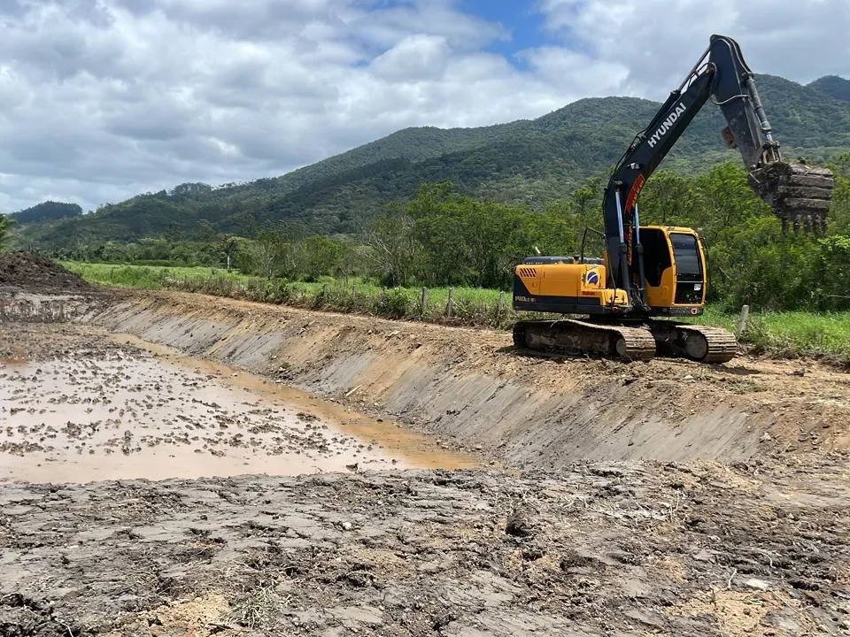 Escavadeira hidráulica em operação pesada